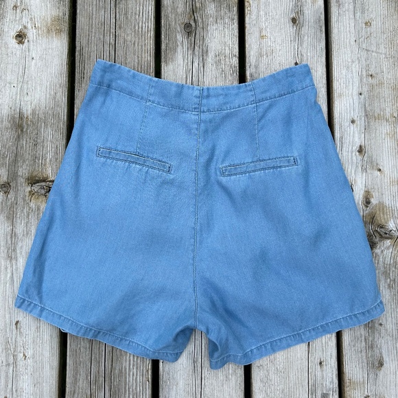 Vero Moda⎪Pleated High Waisted Shorts - Picture 4 of 10